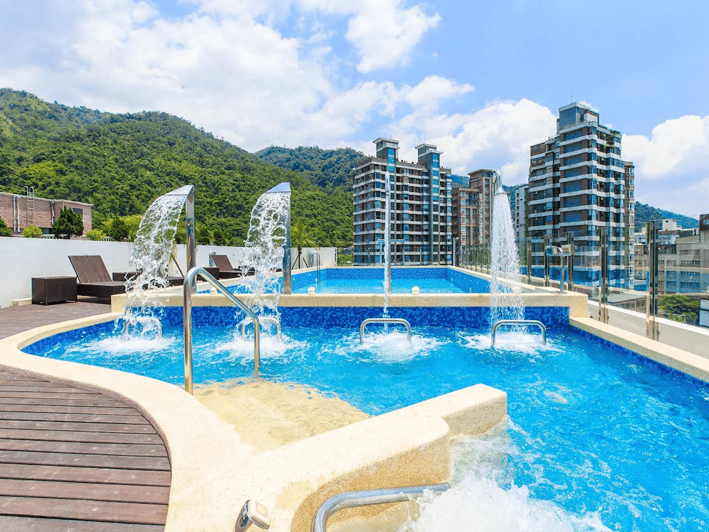 在柔霧升起的早晨走進礁溪住宿小鎮，為自己挑一間想慢下來的溫泉住所