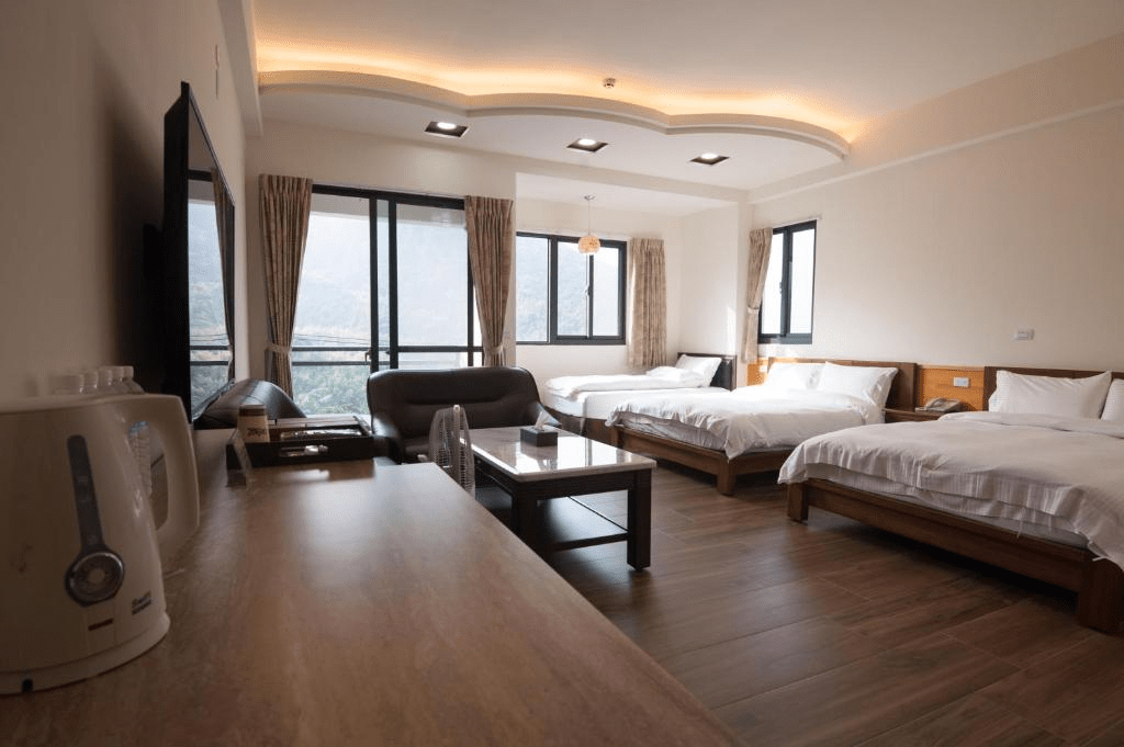 排一個週末住進溪頭杉林溪住宿，白天走森林步道晚上在窗邊看雲海慢慢散開