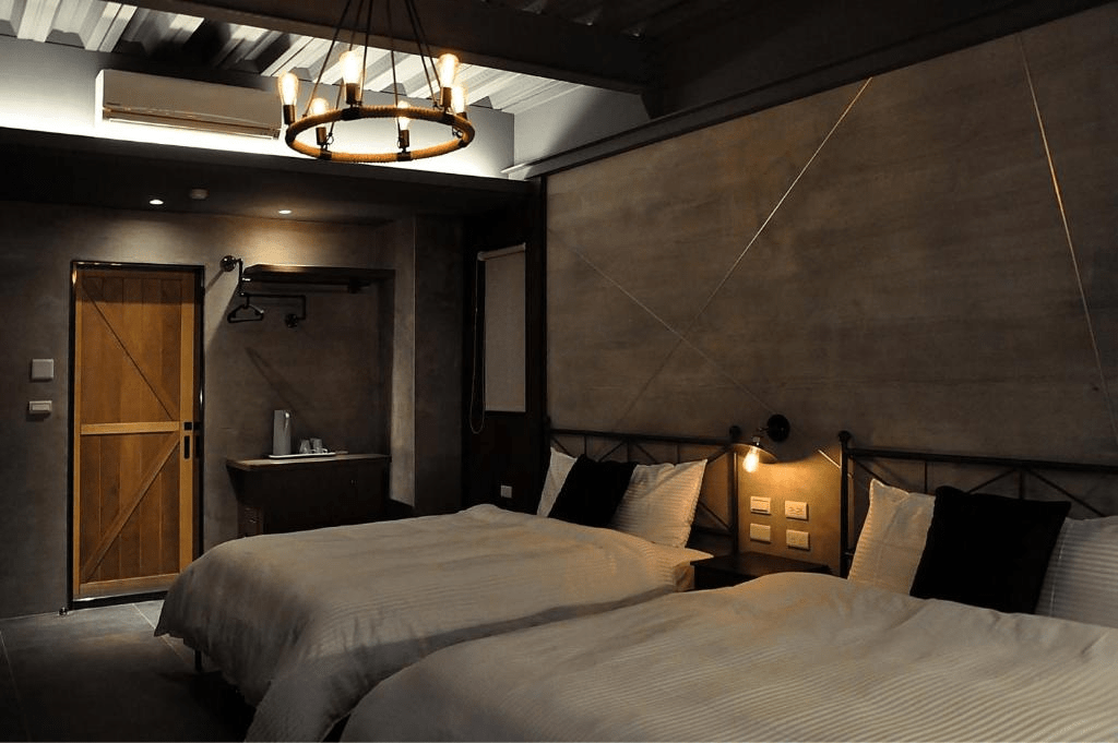 排一個週末住進溪頭杉林溪住宿，白天走森林步道晚上在窗邊看雲海慢慢散開