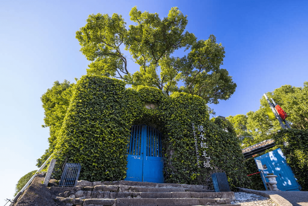 沿著傍晚河風走進淡水住宿的窗景裡，帶家人一起迎向被夕陽染亮的小旅行
