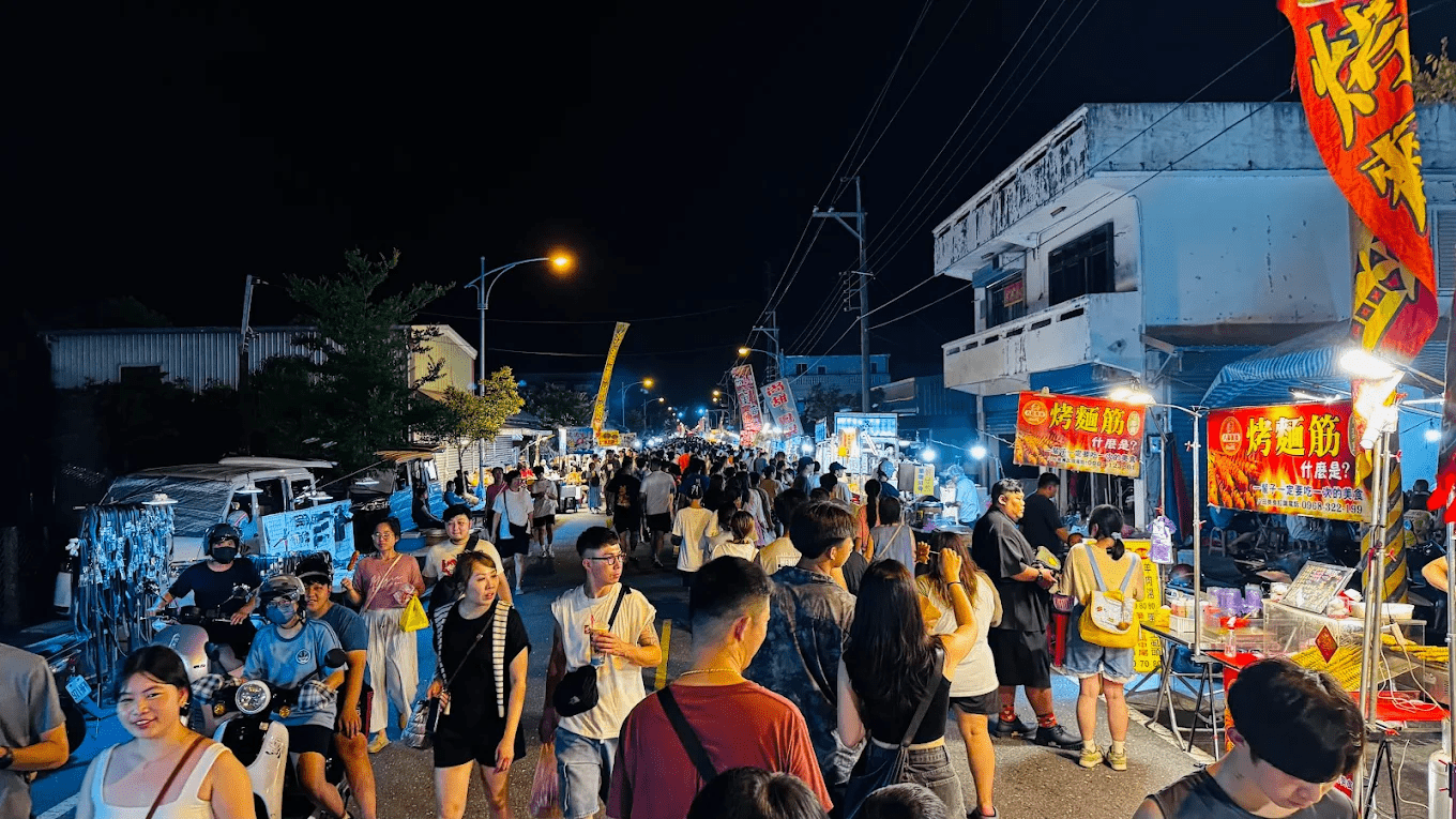 清溝夜市街道兩旁攤位延伸，充滿在地生活氣息