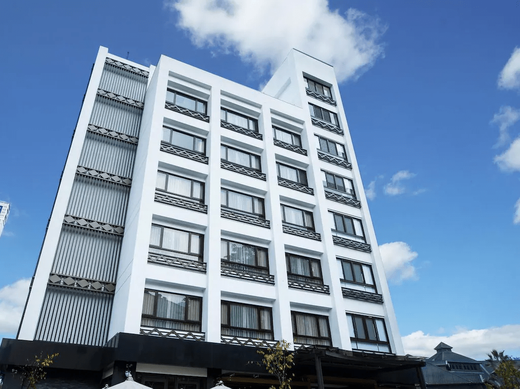 在午後陽光灑落的力麗哲園會館停下腳步,感受湖光緩緩推開旅程的放鬆節奏