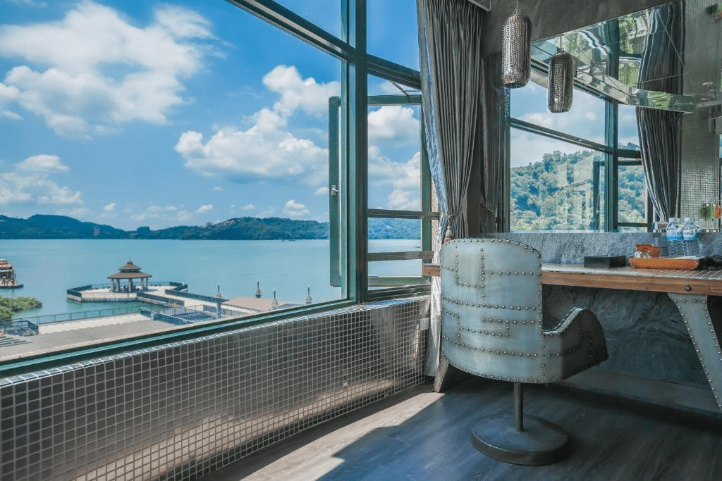 走進日月潭的湖光晨霧裡，挑一間最順眼的住宿讓旅程在柔亮水面上慢慢展開