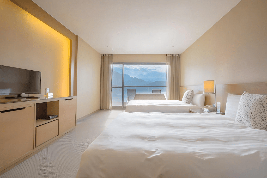 走進日月潭的湖光晨霧裡，挑一間最順眼的住宿讓旅程在柔亮水面上慢慢展開