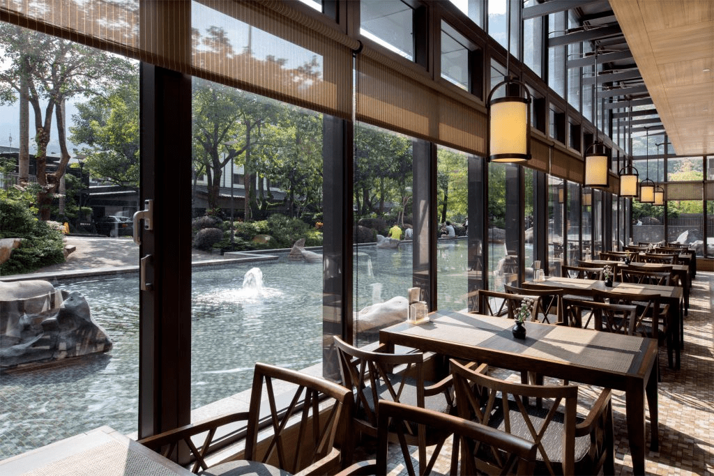 在熱帶雨林裡泡溫泉，走進大板根森林溫泉酒店，在樹影與泉霧之間休息