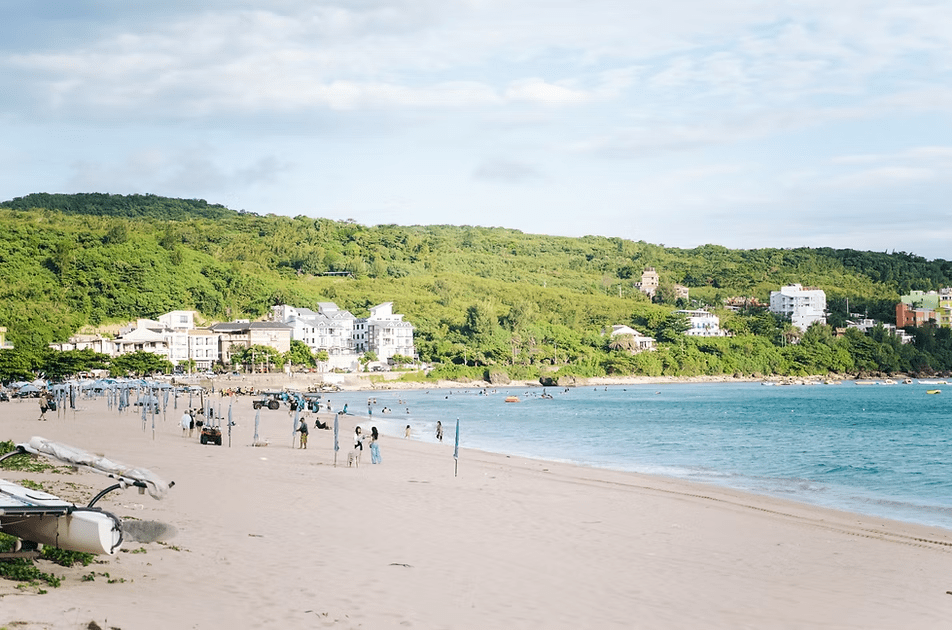 午後漫步墾丁國家森林遊樂區，看風在葉縫裡遊走、岩洞在光影下緩緩亮起