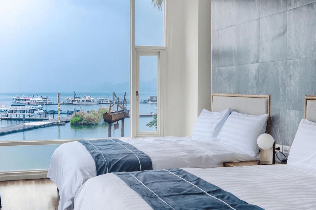 在日月潭的清晨聽風走過湖面,住進能看見山霧的湖畔飯店