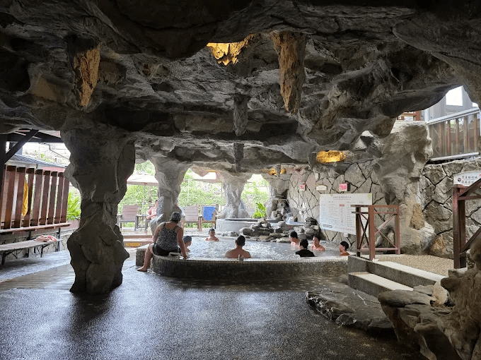 在北投、礁溪、谷關到瑞穗之間慢慢前行，把自己交給台灣溫泉飯店的暖意與山風陪伴的旅程