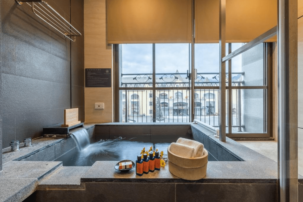 在北投、礁溪、谷關到瑞穗之間慢慢前行，把自己交給台灣溫泉飯店的暖意與山風陪伴的旅程