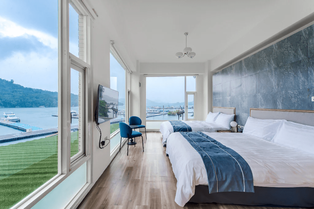 走在日月潭微涼湖邊時忽然想多住一晚，讓這趟住宿把清晨光影和夜色悄悄收進旅程裡