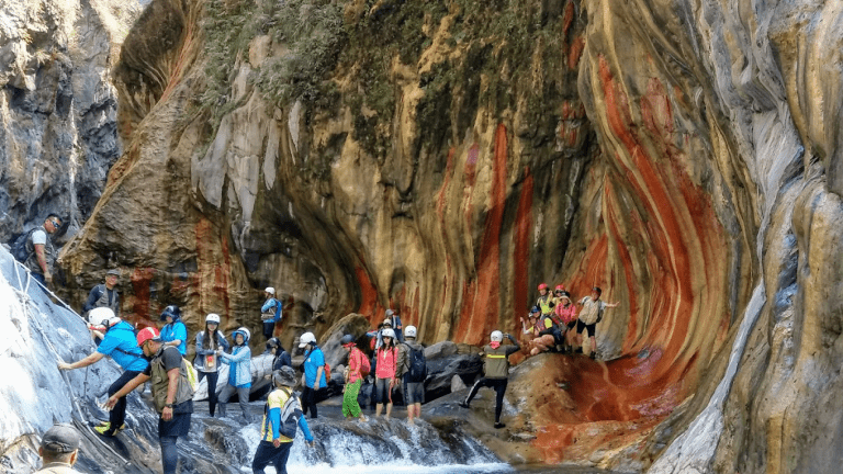 🌈哈尤溪「黃金瀑布」｜屏東霧台最夢幻的七彩谷地，大自然的調色盤就在這裡