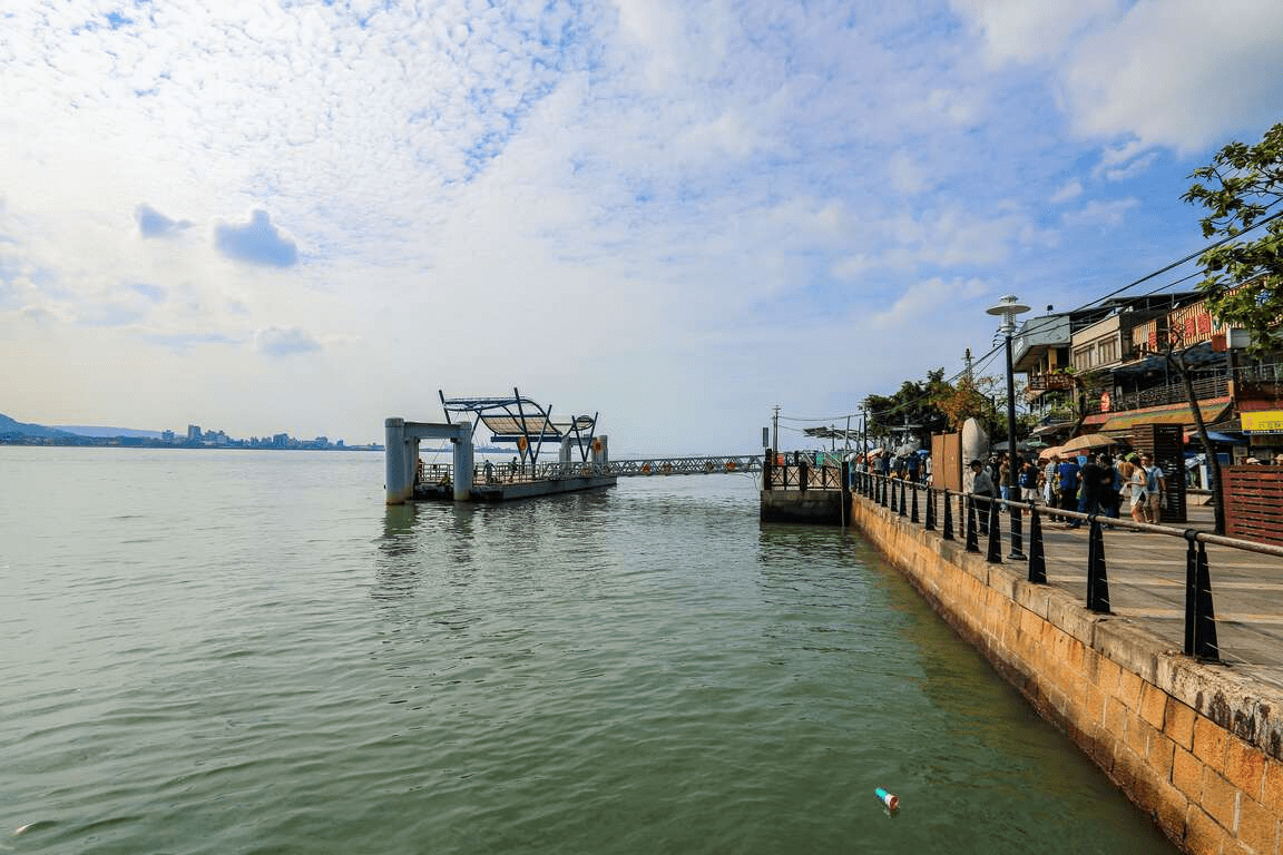 沿著海岸線散步，走進淡水老街，找到海風與故事交織的那份溫柔與悠閒