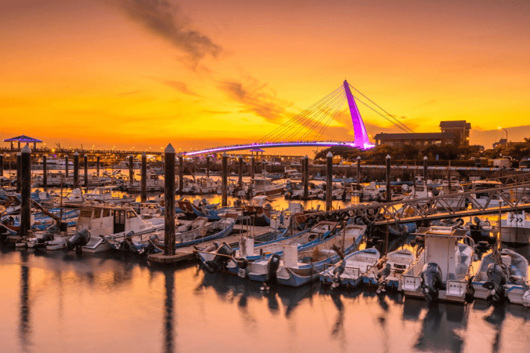 沿著海岸線散步，走進淡水老街，找到海風與故事交織的那份溫柔與悠閒