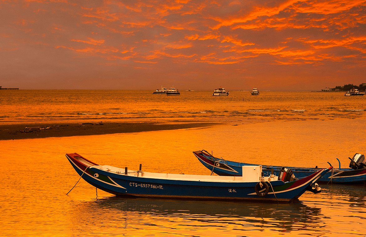 沿著海岸線散步，走進淡水老街，找到海風與故事交織的那份溫柔與悠閒