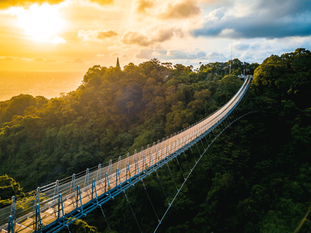 當風穿過吊橋與森林，在山與湖的夾縫間，原來南投的美比想像中更柔和
