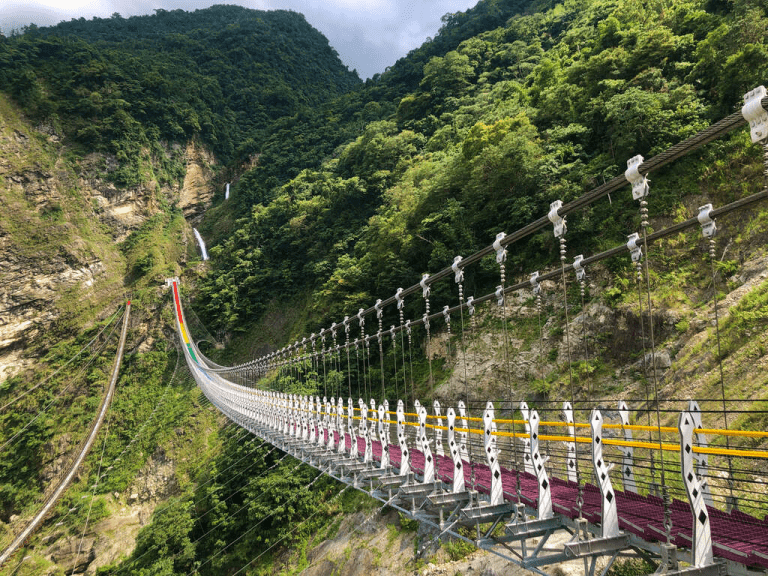 當風穿過吊橋與森林,在山與湖的夾縫間,原來南投的美比想像中更柔和