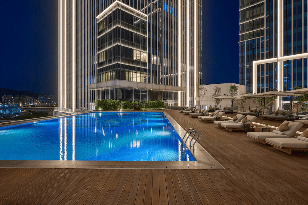 當夜色落進高雄港灣，走進漢來大飯店用一份安靜視野重新整理自己的步調