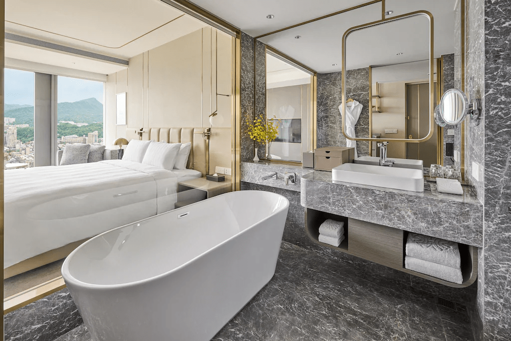 當夜色落進高雄港灣，走進漢來大飯店用一份安靜視野重新整理自己的步調