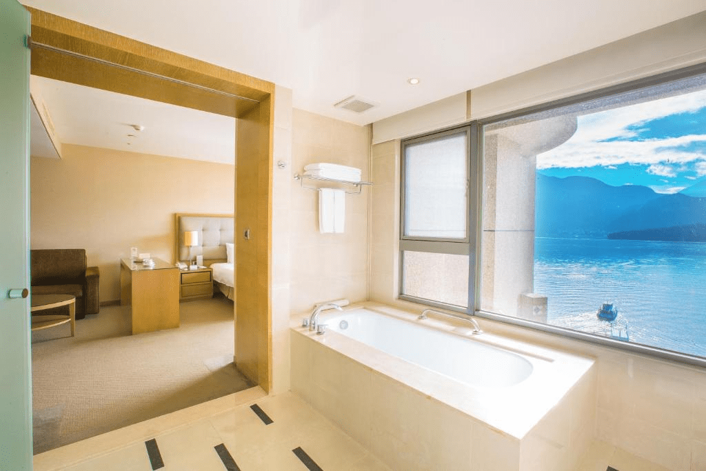 沿著日月潭的風輕慢走入住湖畔住宿，讓早晨的光線替你的旅程打開序幕