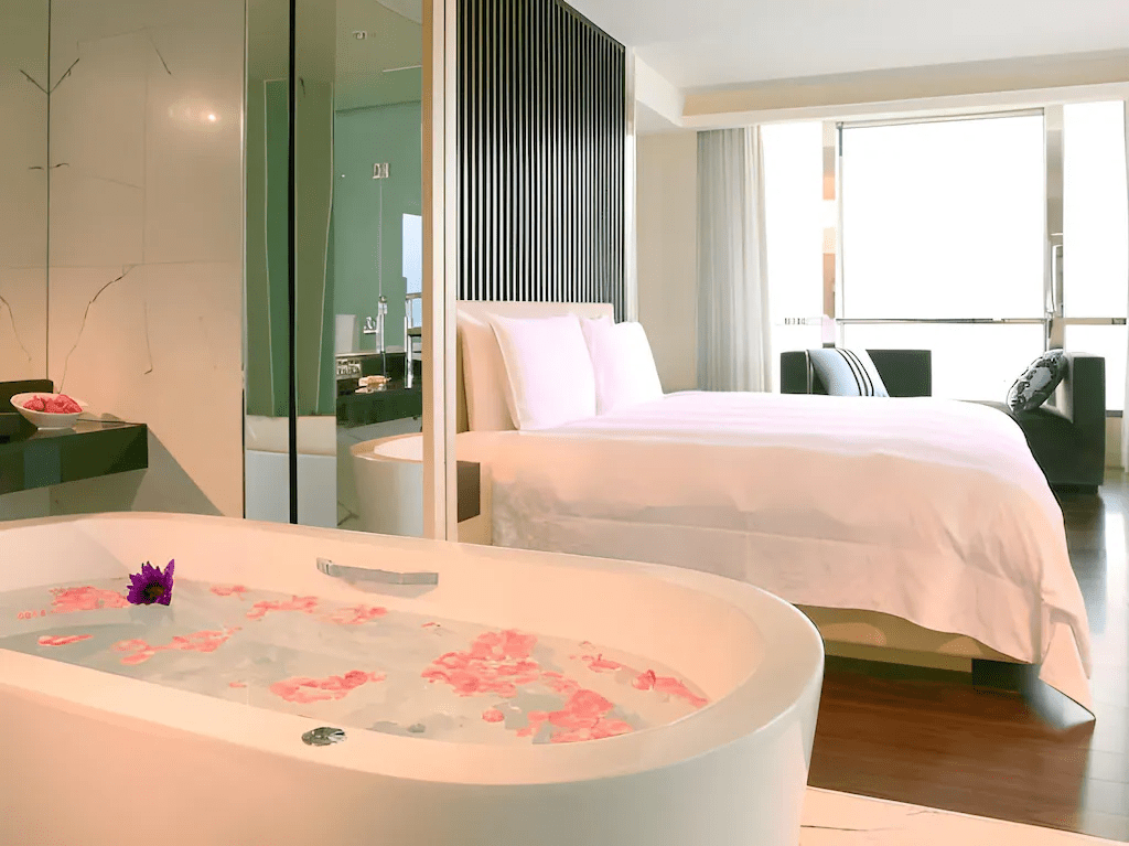 沿著日月潭的風輕慢走入住湖畔住宿，讓早晨的光線替你的旅程打開序幕