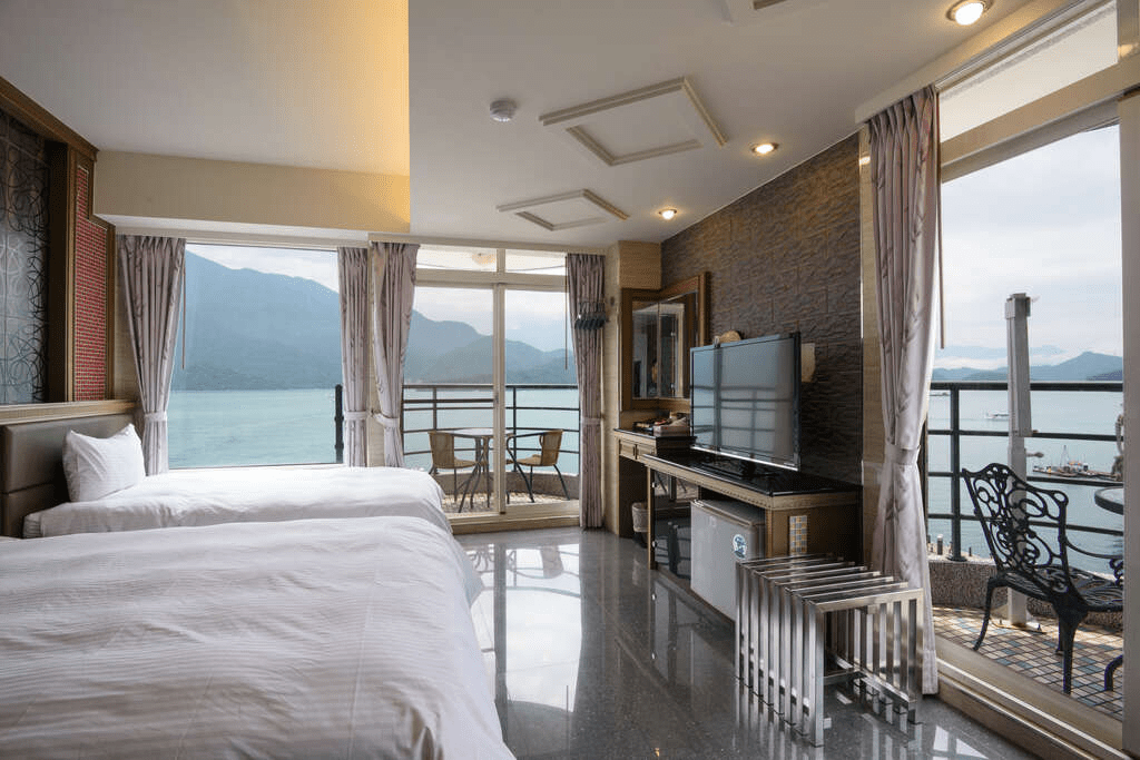 沿著日月潭的風輕慢走入住湖畔住宿，讓早晨的光線替你的旅程打開序幕