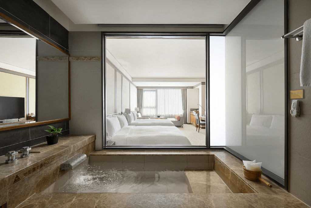 在秋日的光裡推開房門，用宜蘭住宿的柔軟氛圍替自己換上一段慢旅節奏