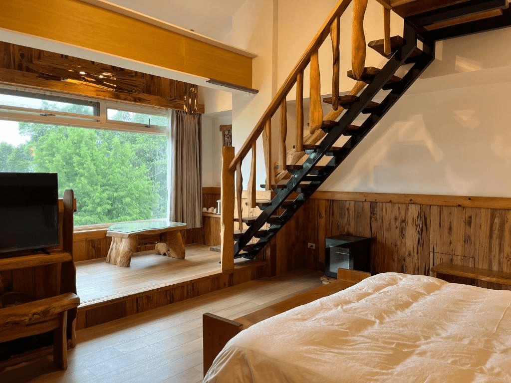 在秋日的光裡推開房門，用宜蘭住宿的柔軟氛圍替自己換上一段慢旅節奏