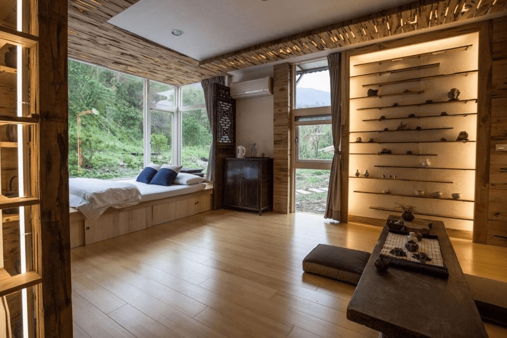 在秋日的光裡推開房門，用宜蘭住宿的柔軟氛圍替自己換上一段慢旅節奏