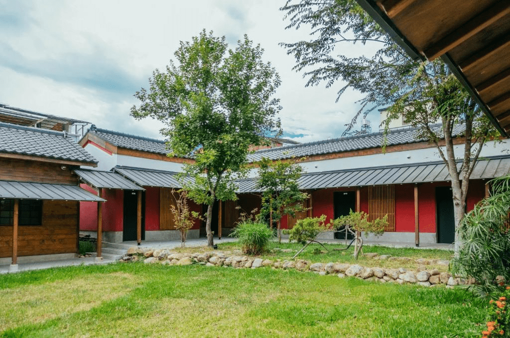 走進南投的湖光與山色，在日月潭與清境之間挑一間讓旅程慢慢甦醒的住宿