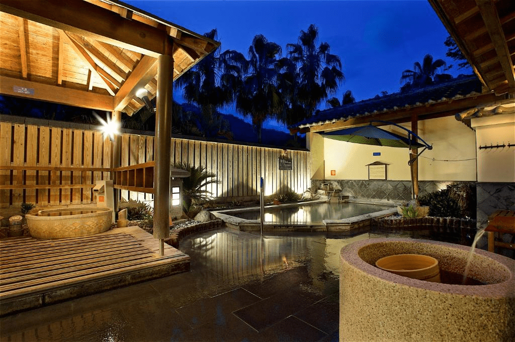 走過山林與湖光，在台灣五大溫泉裡泡一場會讓人忘記時間的旅程