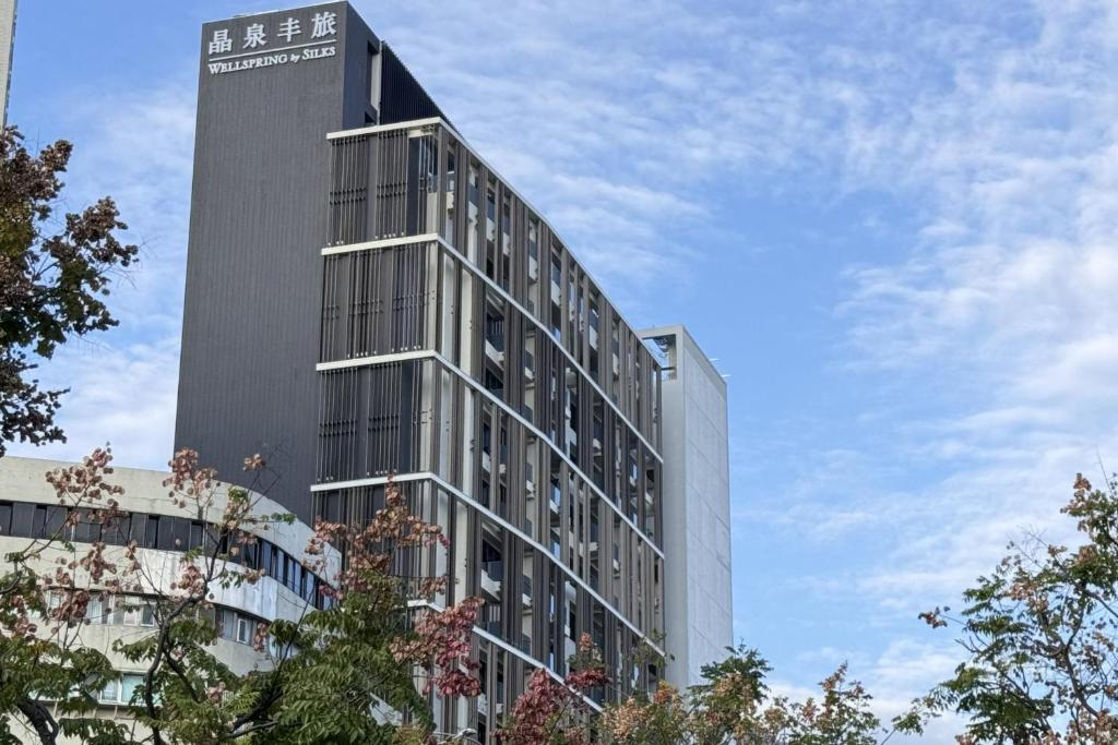 在北投晶泉丰旅迎著冬日微光泡湯放慢步伐，讓一段被山風與白磺包圍的假期悄悄展開