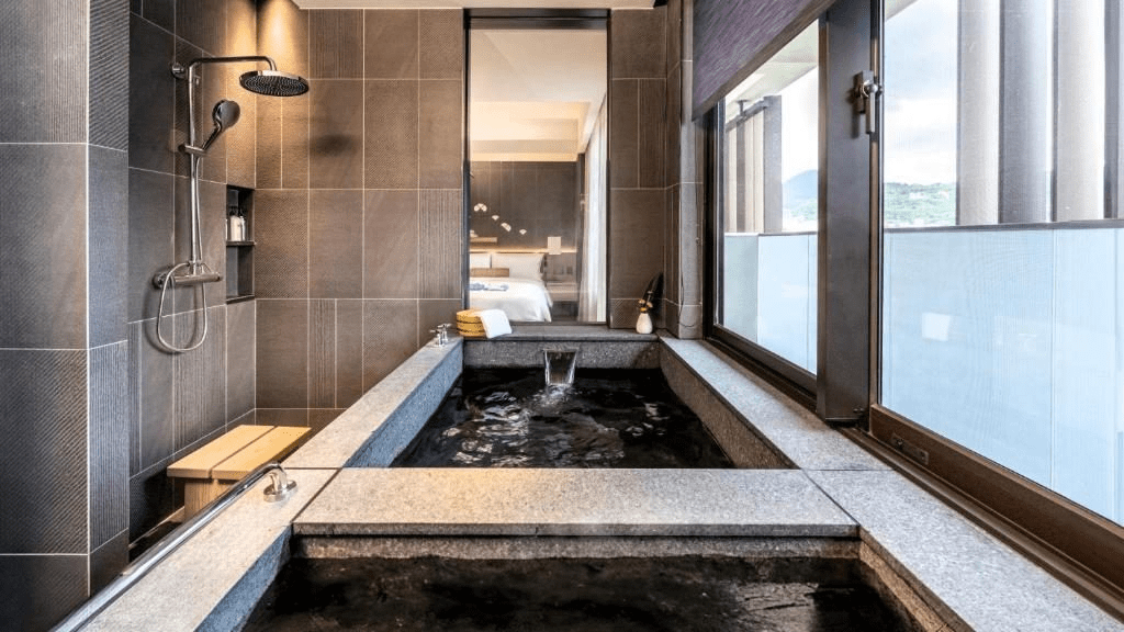 在北投晶泉丰旅迎著冬日微光泡湯放慢步伐，讓一段被山風與白磺包圍的假期悄悄展開