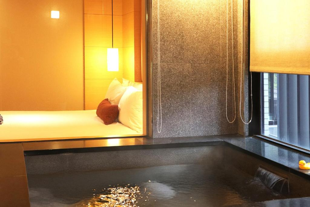 在北投的夜色裡泡進溫泉暖意，在山風與硫磺香氣中為自己找一段慢下來的節奏