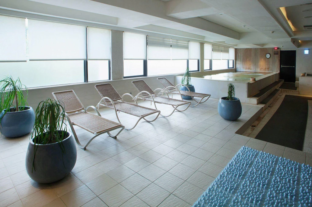 推開北投溫泉飯店的木門那瞬間，任由白磺氣息帶著你在這座山城裡展開輕盈又安靜的度假步調