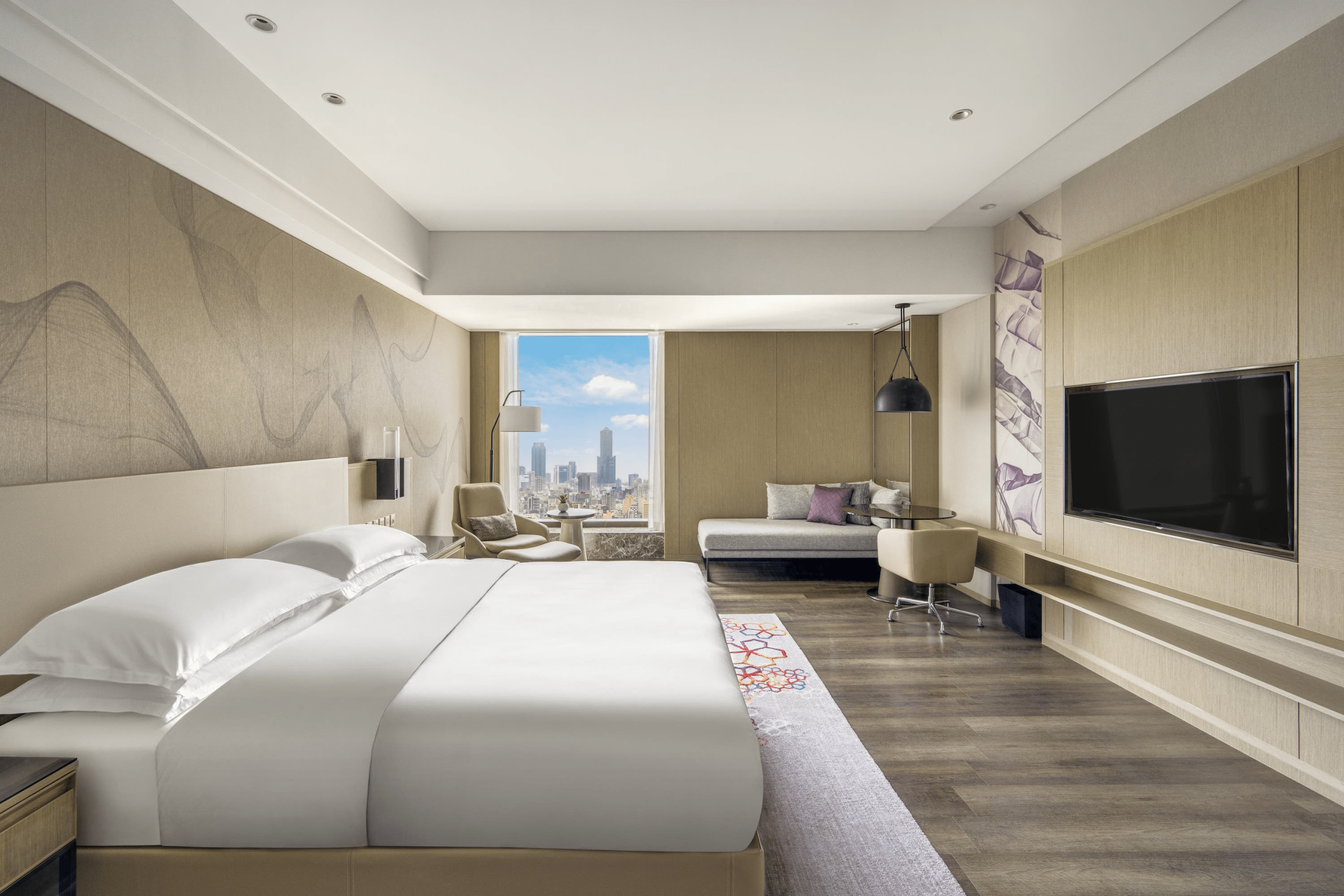 與愛河的微風一起醒來,玻璃窗前的城市光影,在高雄萬豪遇見細節美好