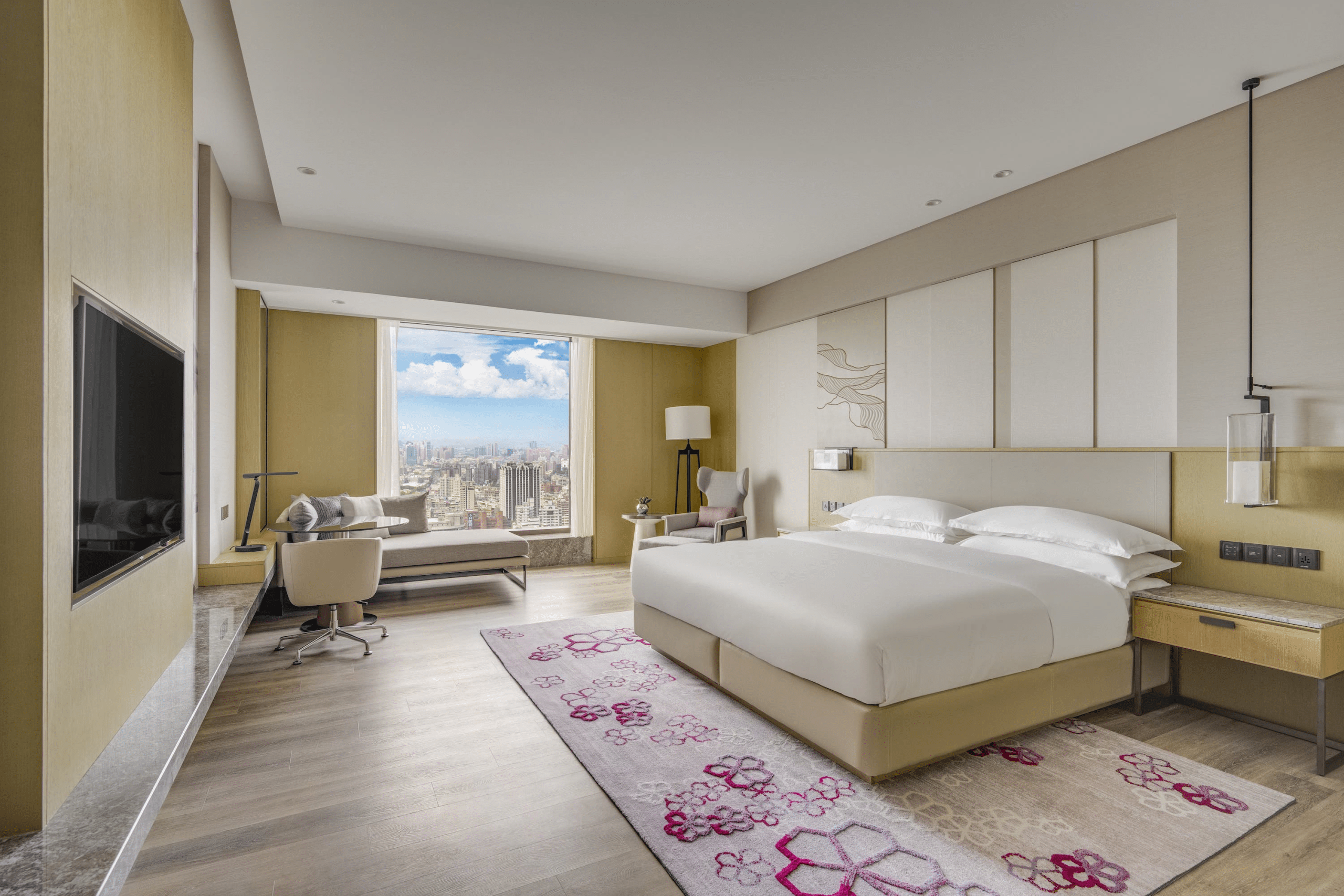 與愛河的微風一起醒來，玻璃窗前的城市光影，在高雄萬豪遇見細節美好