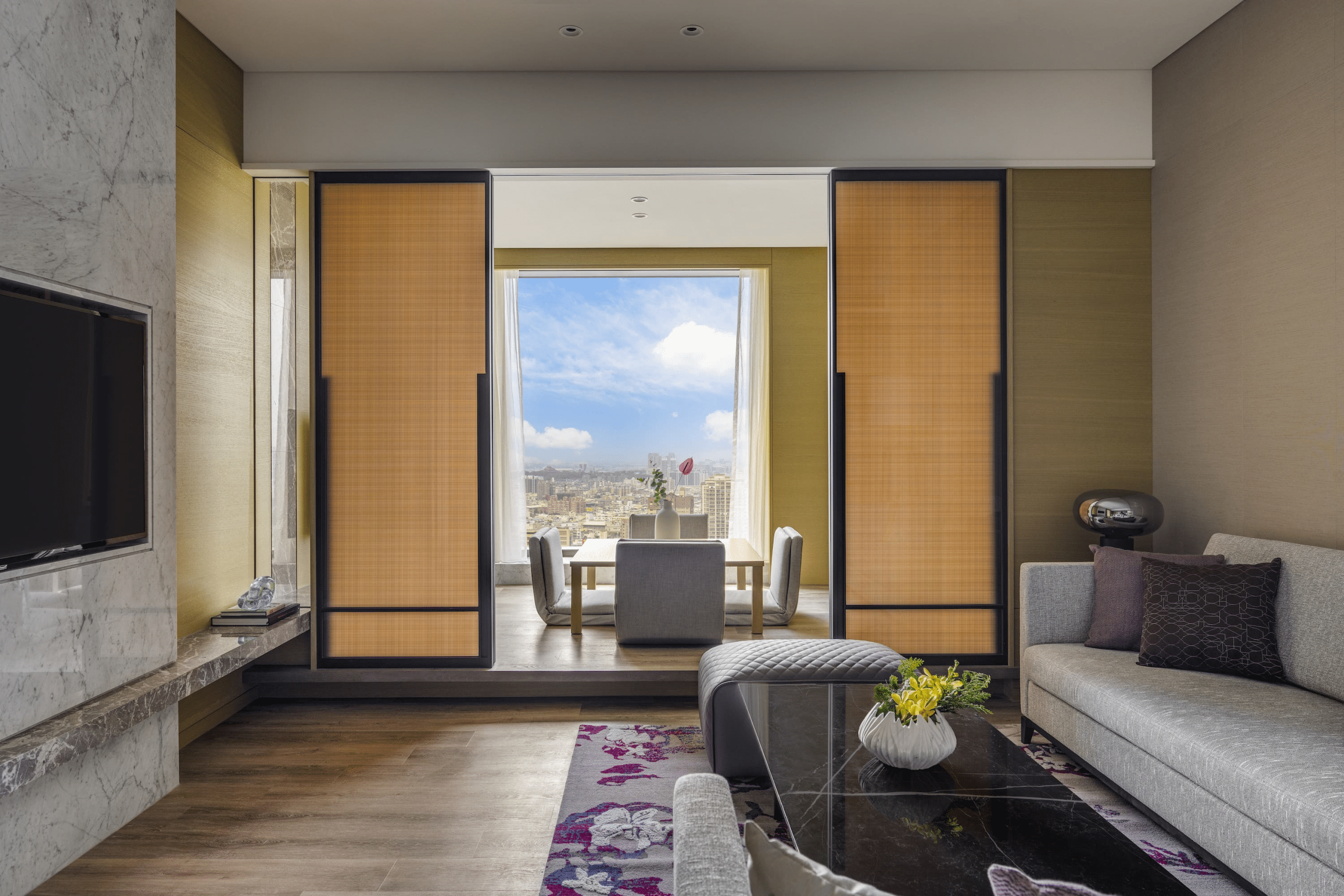 與愛河的微風一起醒來，玻璃窗前的城市光影，在高雄萬豪遇見細節美好