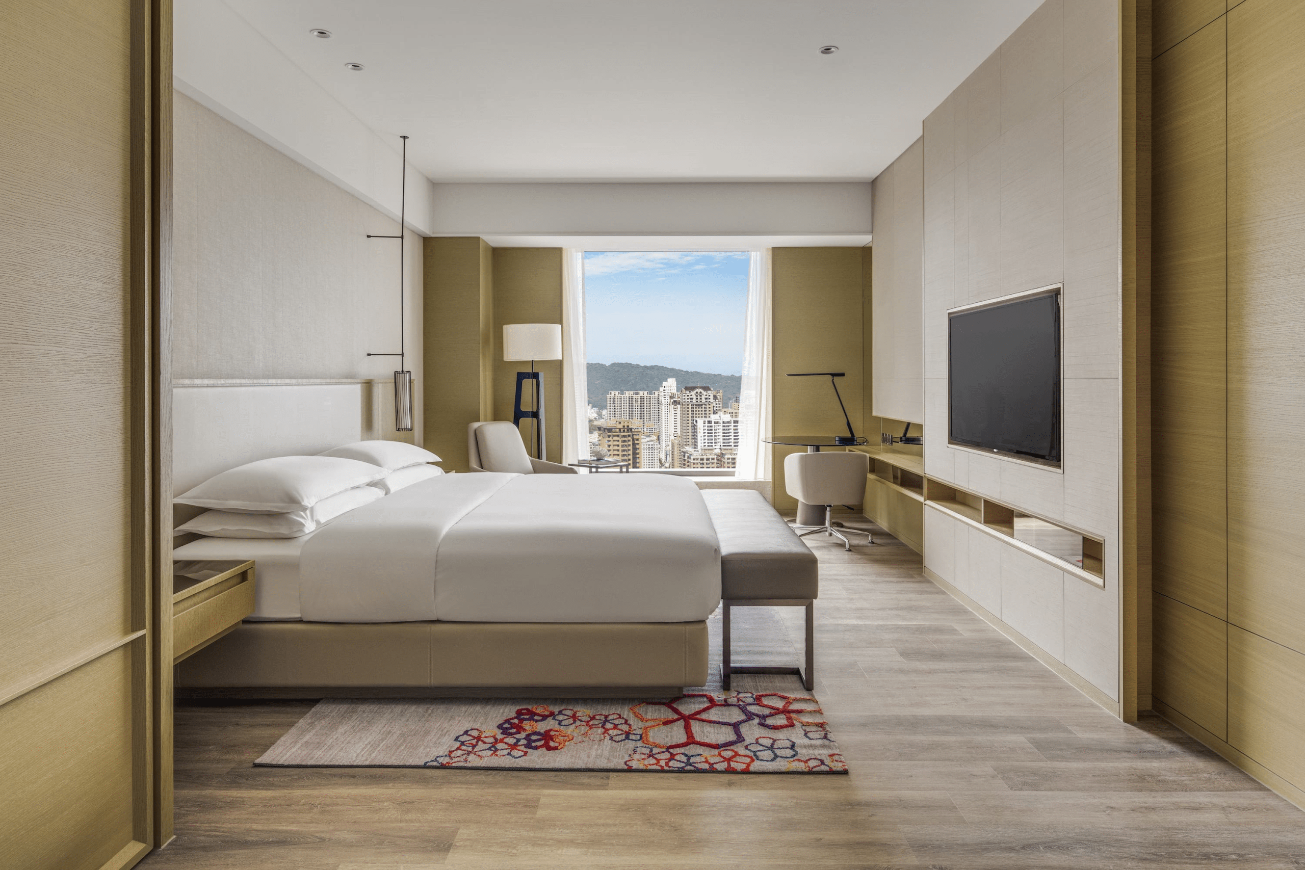 與愛河的微風一起醒來,玻璃窗前的城市光影,在高雄萬豪遇見細節美好