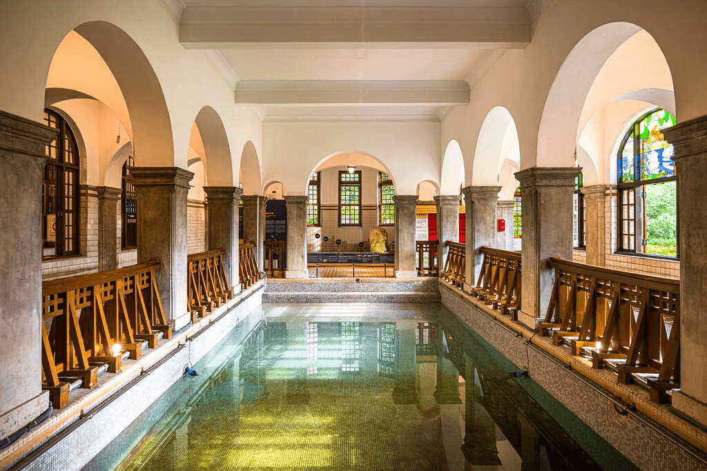 在北投晶泉丰旅迎著冬日微光泡湯放慢步伐，讓一段被山風與白磺包圍的假期悄悄展開