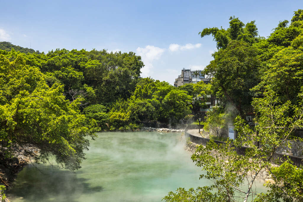 沿著新北投的石板路走向地熱谷，感受青綠泉池與薄霧一起湧上的大地暖意