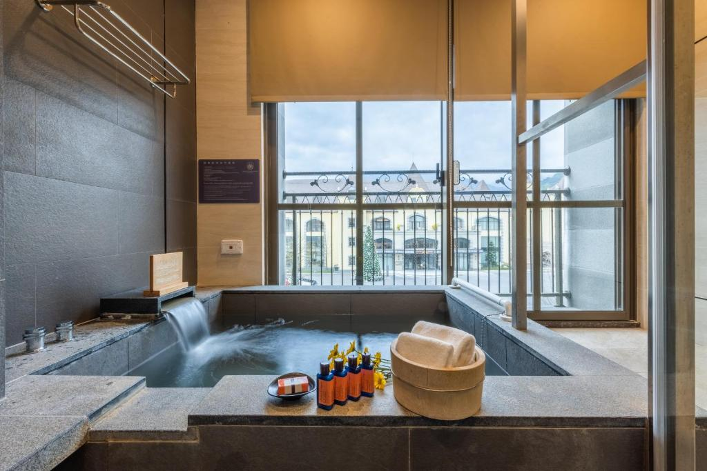 當季節開始變冷，就走進湖光、山嵐與縱谷之間，任由溫泉飯店的泉氣帶你沉進最柔軟的一刻