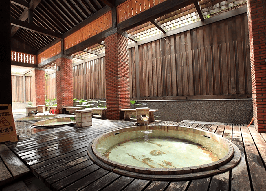 在涼意漸起的午後走進礁溪溫泉，讓暖霧在指尖升起、把整天的疲憊慢慢融散開來