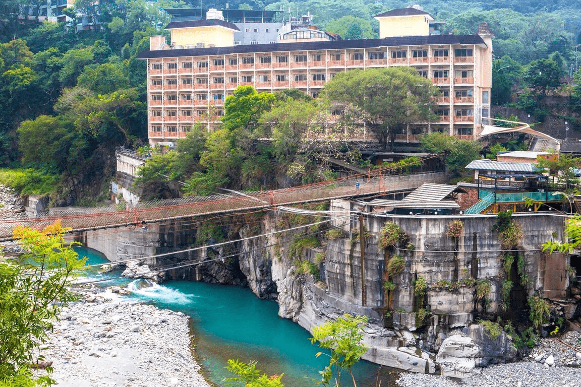 沿著蜿蜒山路抵達谷關，在溫泉裡迎著霧與風，把旅程變得比想像更柔軟