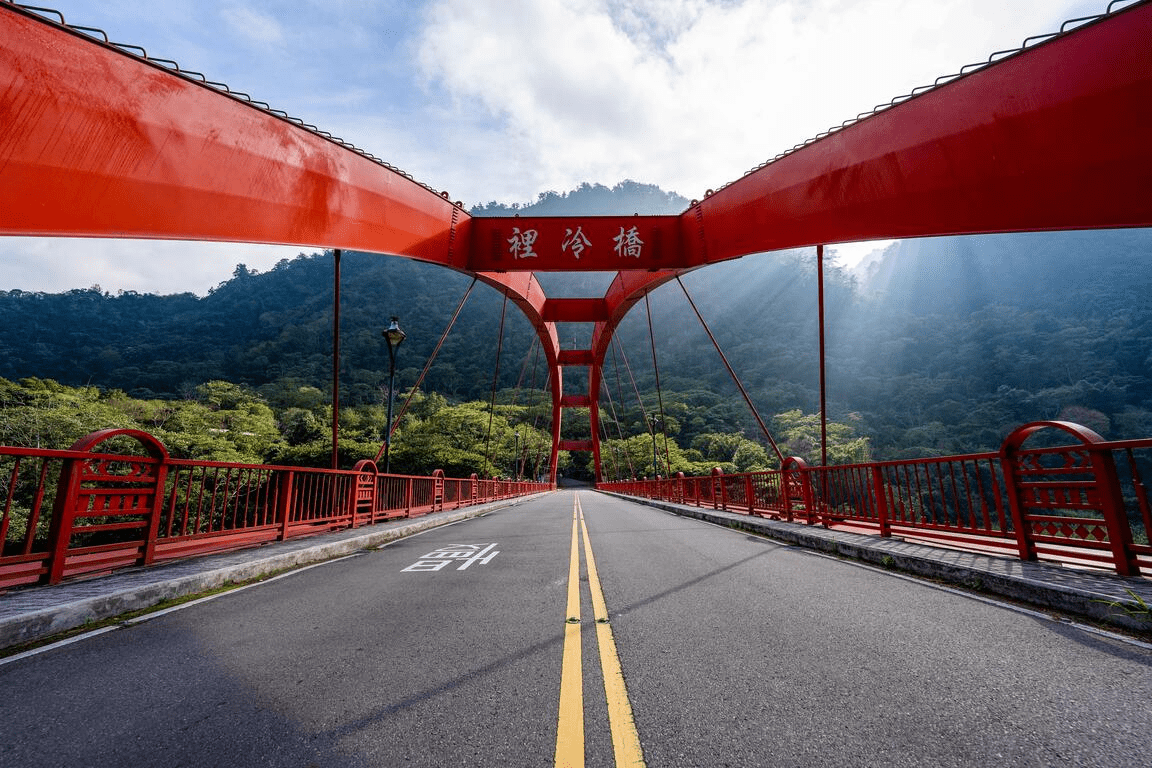 沿著蜿蜒山路抵達谷關，在溫泉裡迎著霧與風，把旅程變得比想像更柔軟