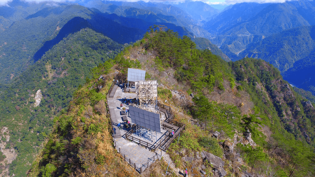 沿著蜿蜒山路抵達谷關，在溫泉裡迎著霧與風，把旅程變得比想像更柔軟