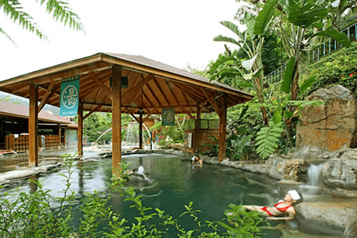 在谷關伊豆日式露天溫泉泡進木香瀰漫的湯裡，看山谷被薄霧輕輕覆上色調