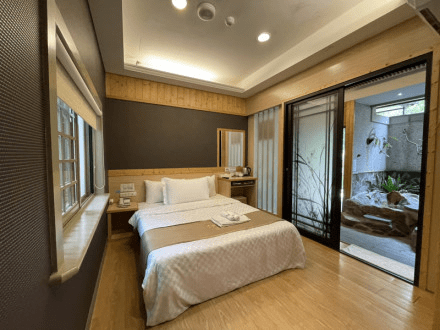 在谷關伊豆日式露天溫泉泡進木香瀰漫的湯裡，看山谷被薄霧輕輕覆上色調