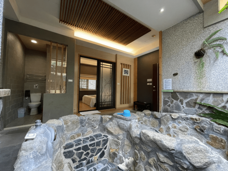 在谷關伊豆日式露天溫泉泡進木香瀰漫的湯裡，看山谷被薄霧輕輕覆上色調