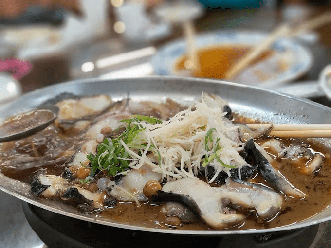 在谷關伊豆日式露天溫泉泡進木香瀰漫的湯裡，看山谷被薄霧輕輕覆上色調