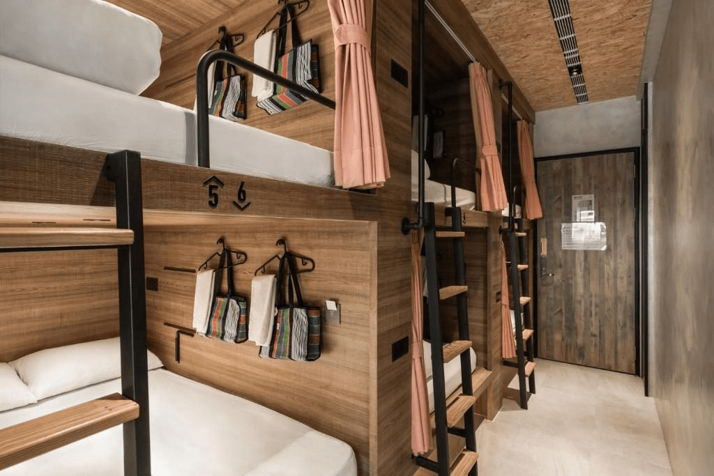 在冬日陽光穿過老街的瞬間前往台南住宿，把行李放下後沿著街角的香味慢慢認識這座城市